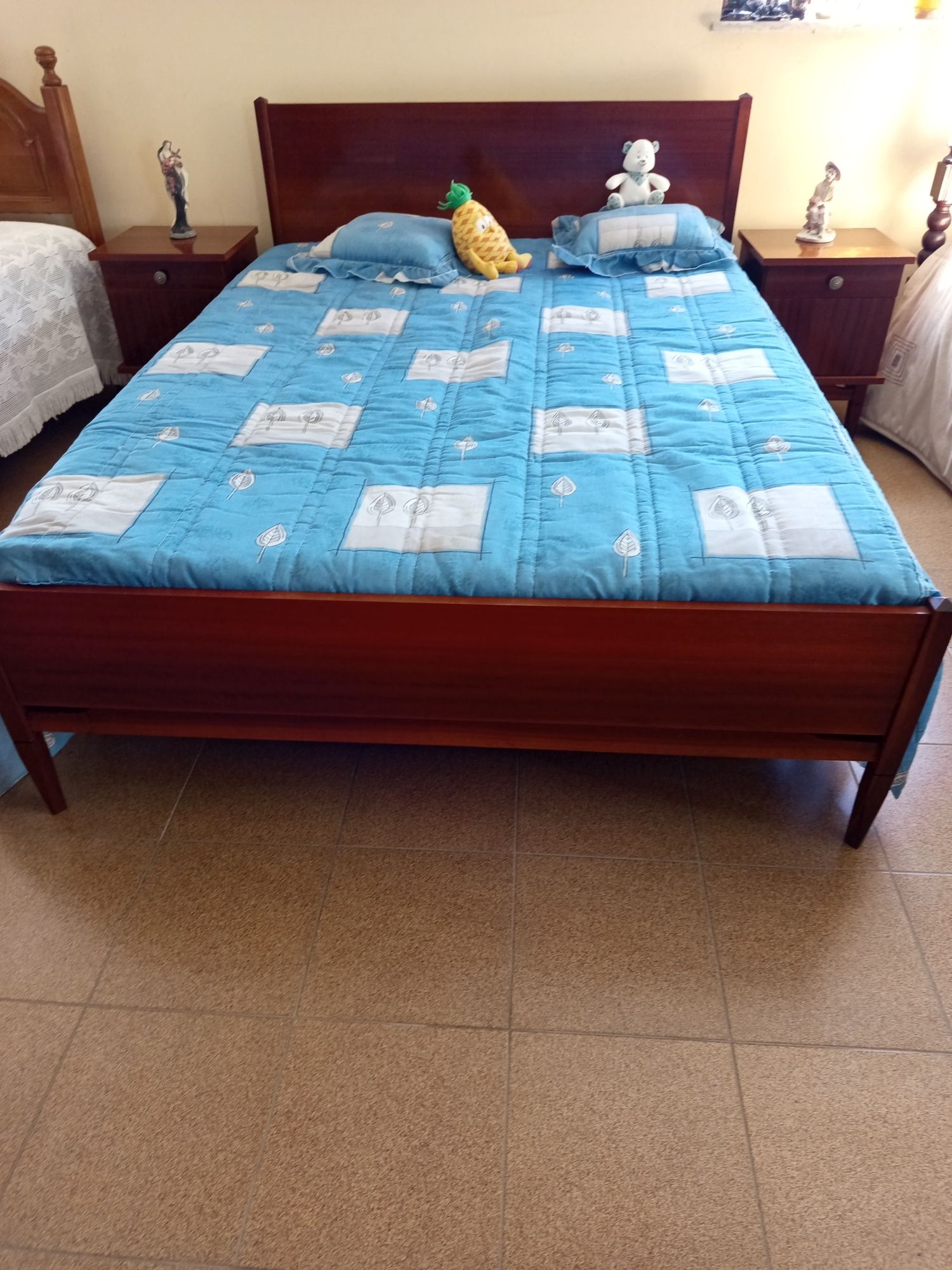 Cama de solteiro e outra de casado  com estrado e colchão (possível en