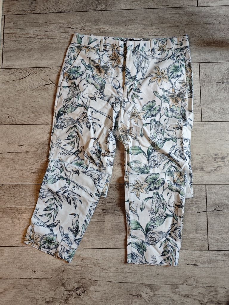 Spodnie białe w kwiaty Zara eleganckie z kieszeniami 98 % bawełna