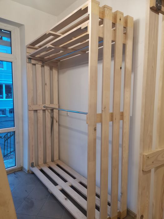 Szafa z desek drewnianych