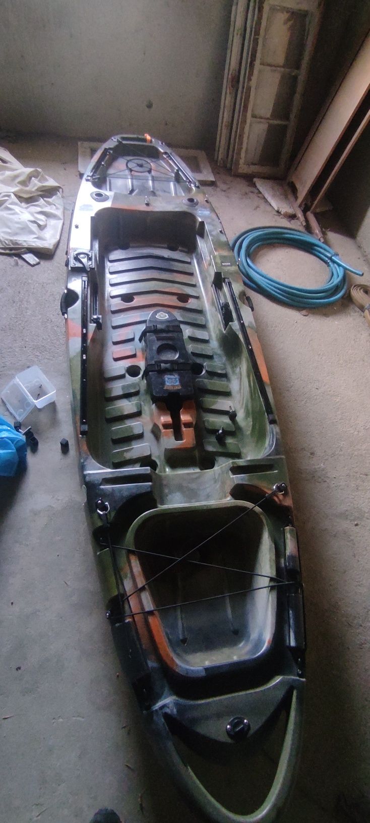 kayak com motor a pedais