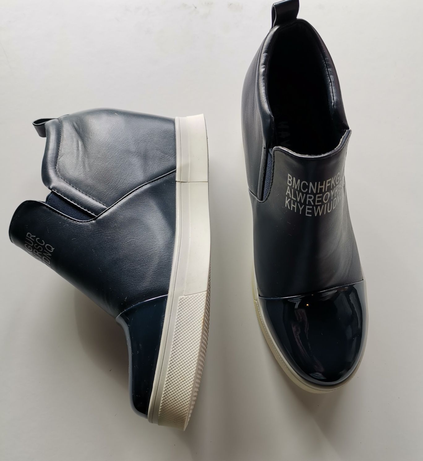 Sneakersy na koturnie granatowe