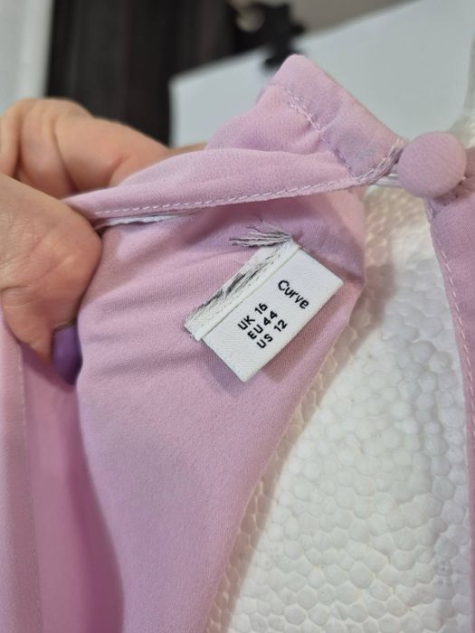 Cudna liliowa plisowana sukienka ze zdobioną górą w zielone kwiaty XXL