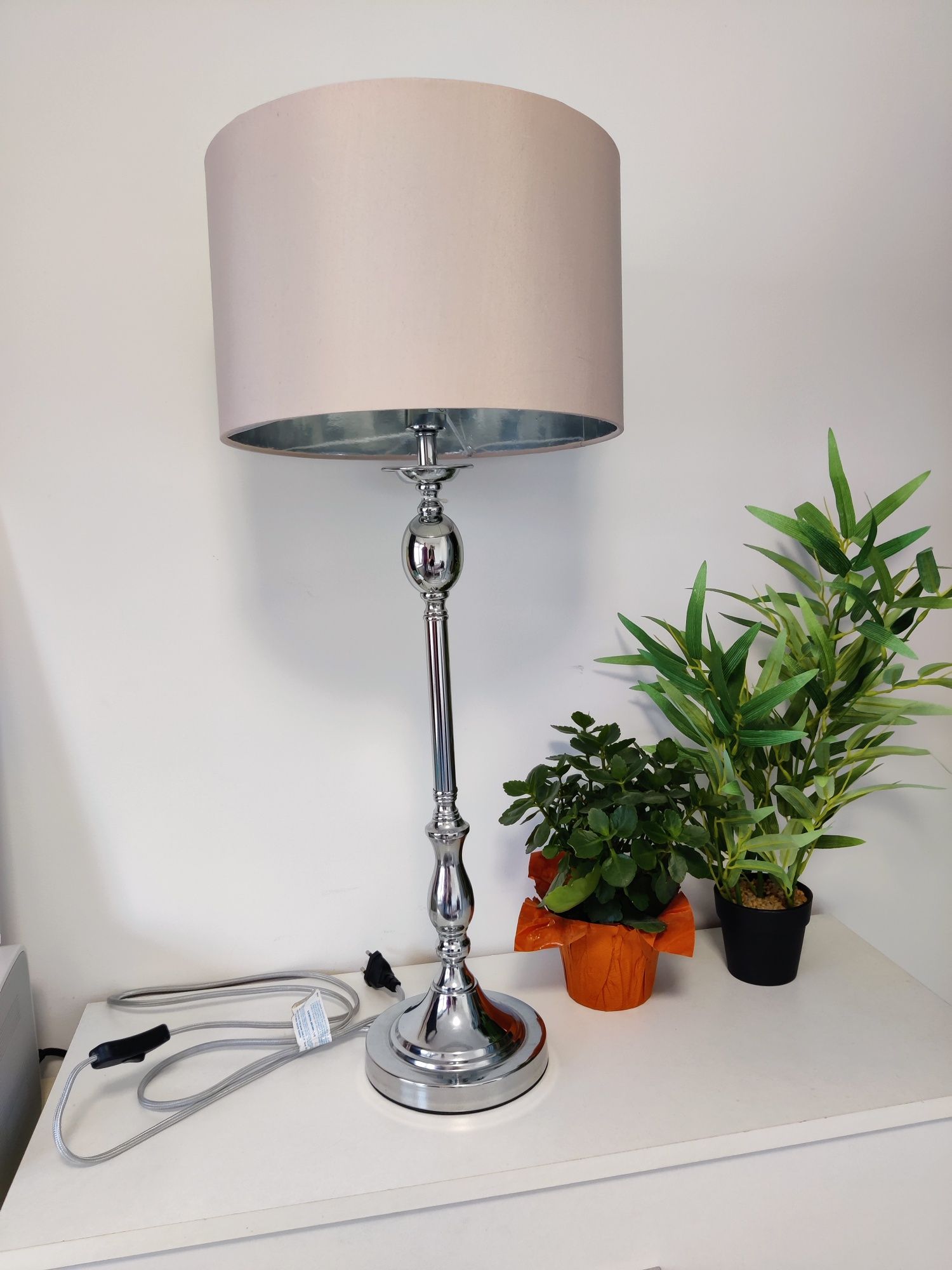 Wysoka lampa stojąca