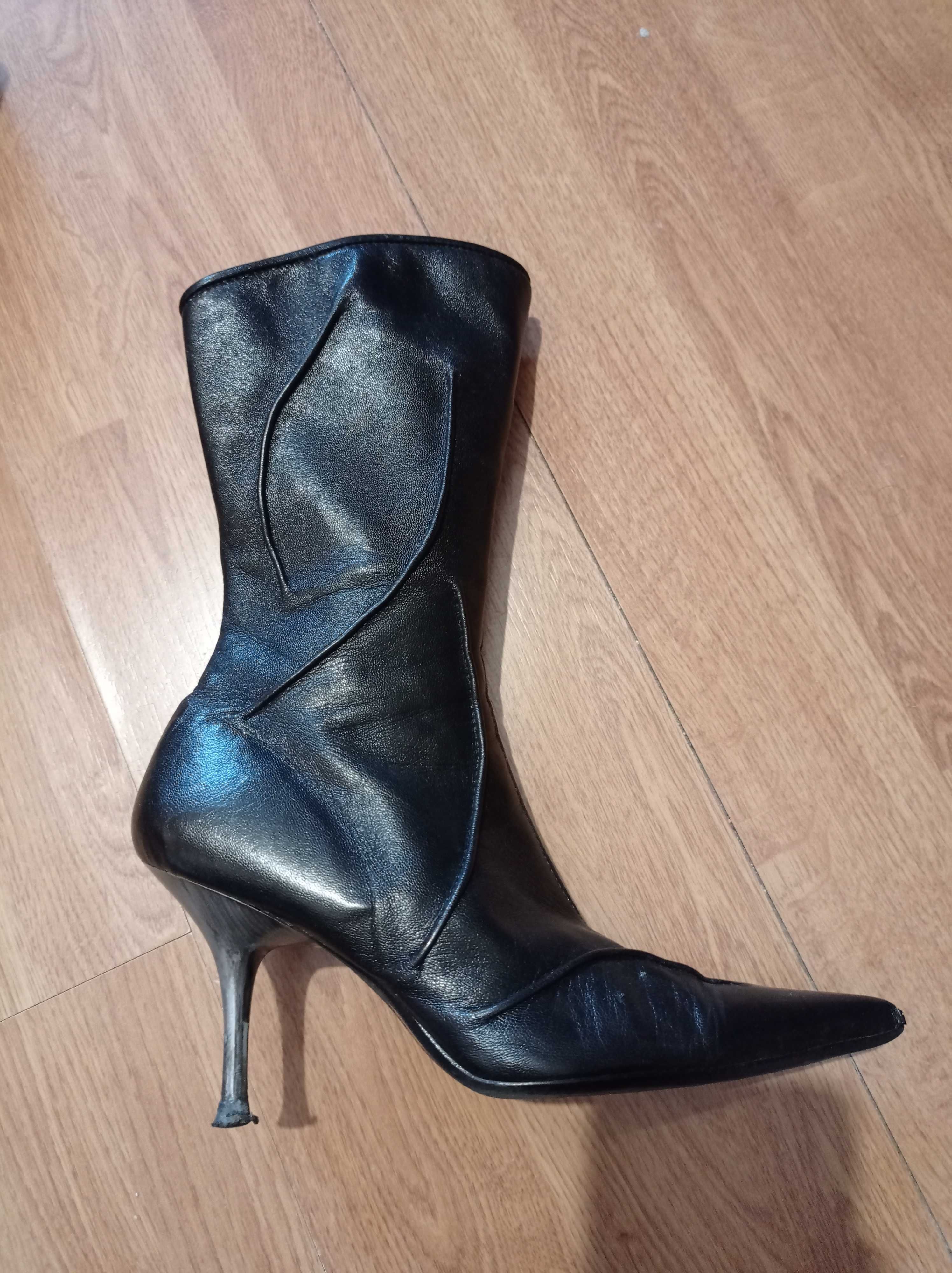 Botins com salto alto fino Celmoda