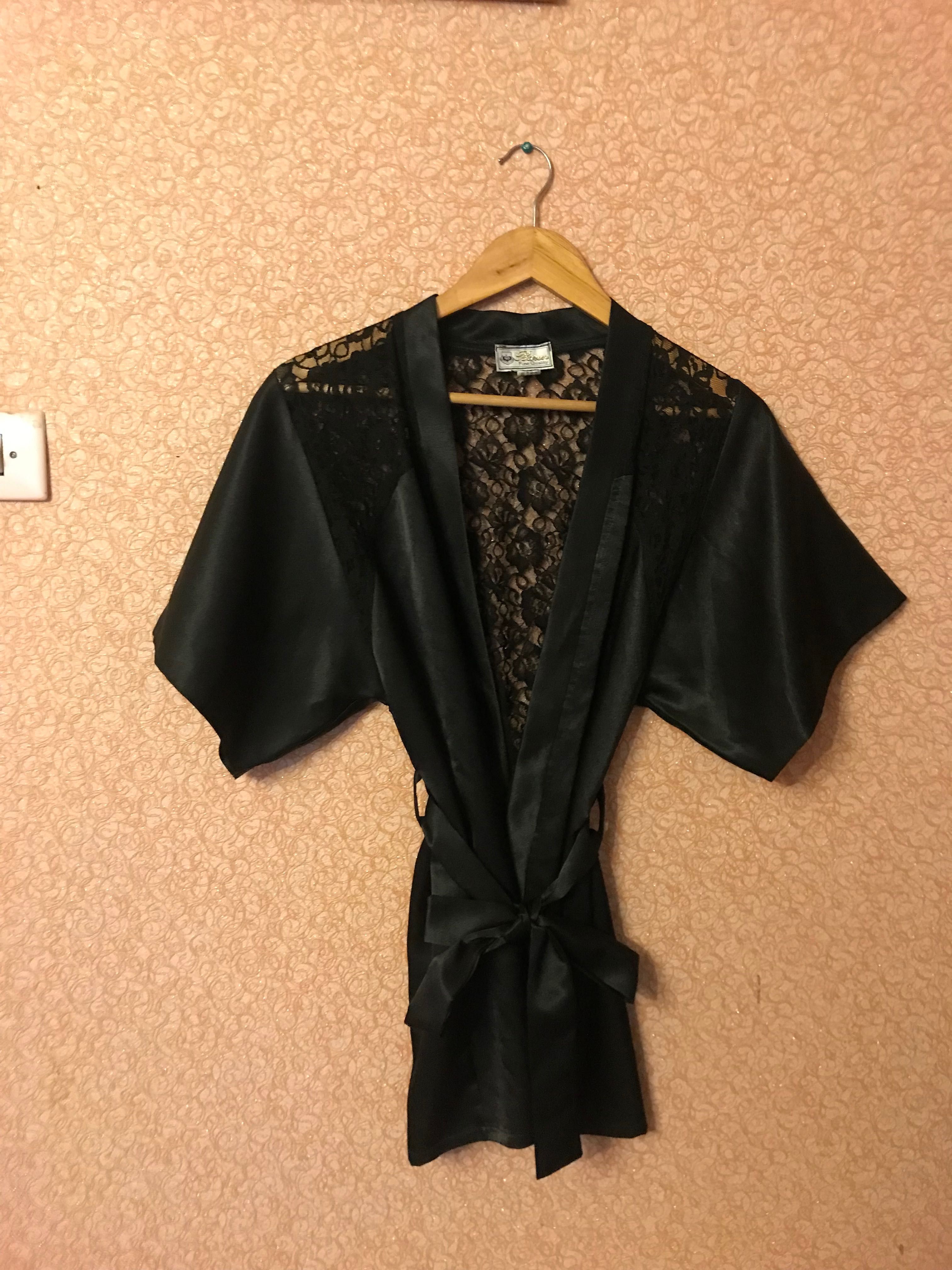 Новый атласный мини- халат с гепюровой спиной и рукавами , s . 490 грн