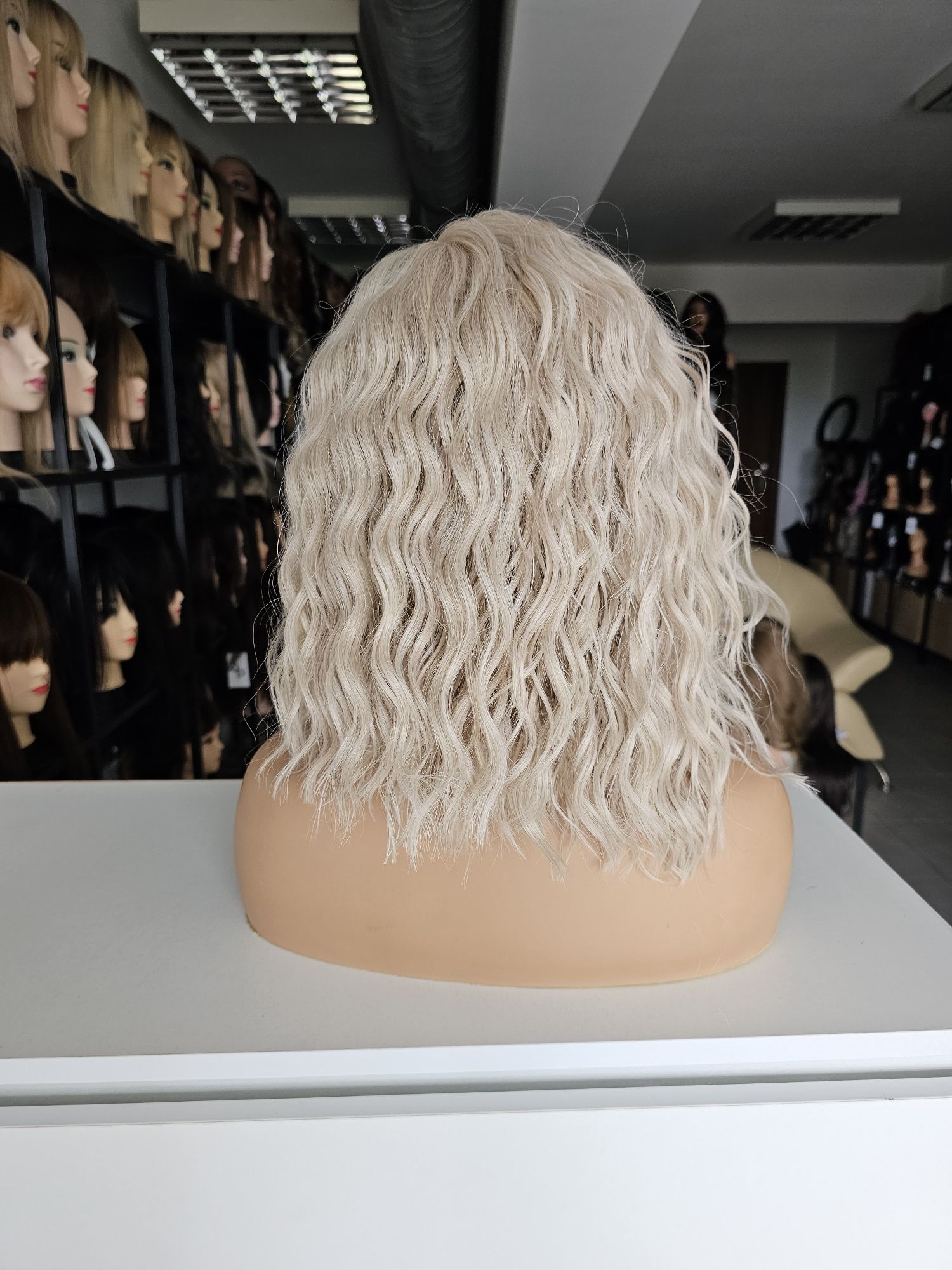 Peruka lace front fala perłowy chłodny blond Iza naturalna fryzura