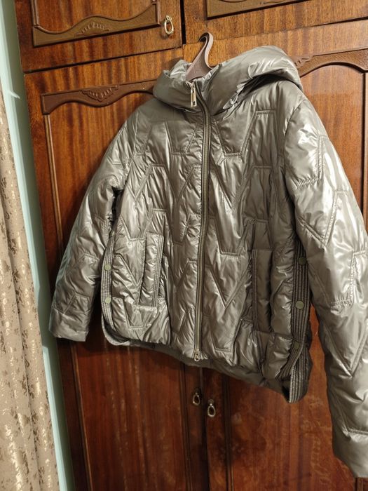 Жіноча куртка з капюшоном