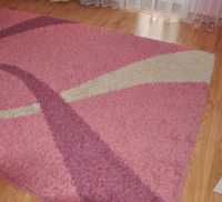 Różowy dywan typu shaggy