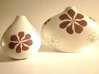 Dwa wazony ceramiczne z wzorem kwiatowym