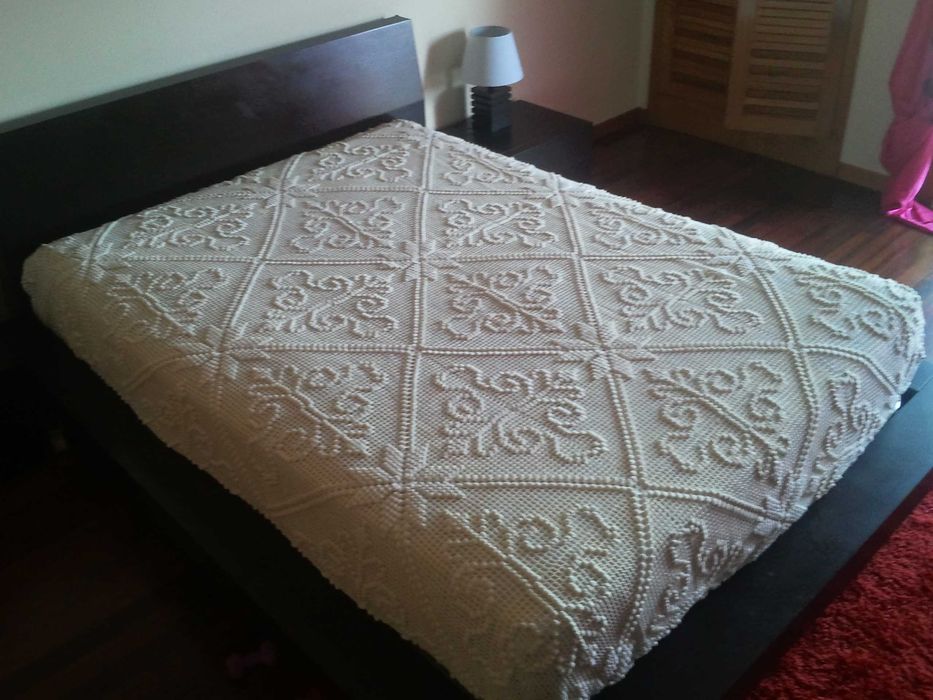 Quarto completo casal Cama, 2 mesinhas cabeceira, cómoda e espelho