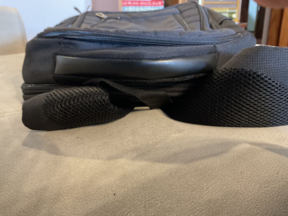 Mochila Preta para Portátil – Espaçosa, Vários Compartimentos
