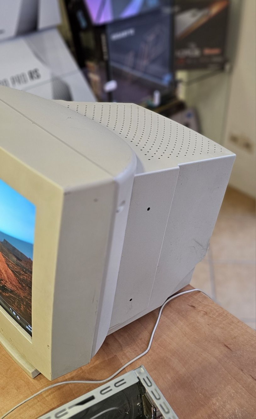 Monitor kineskopowy CRT HIGHSCREEN Rertro 1996r.