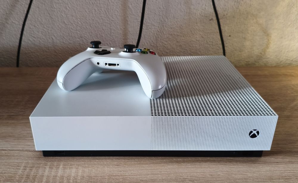 Xbox One S Branca - Excelente Estado! - Inclui Comando Original