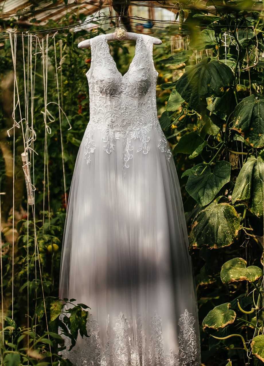 Biała suknia ślubna z haftem
