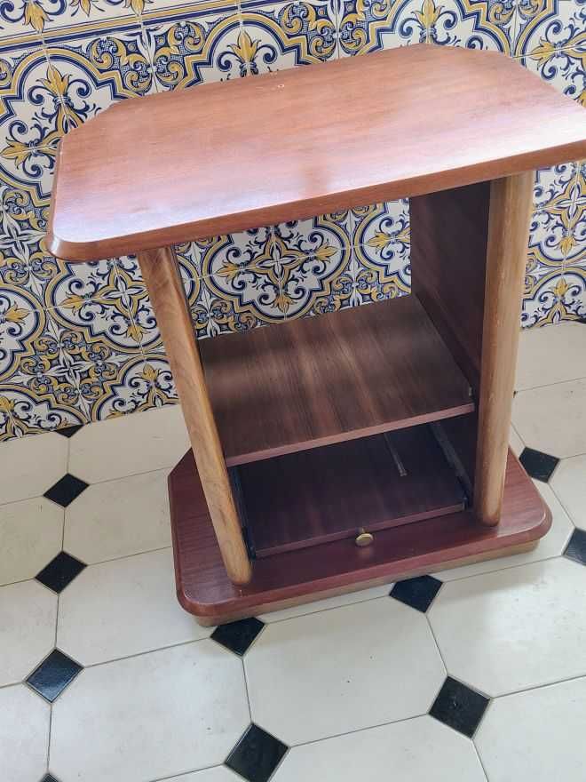 Movel para TV e aparelhagens de som em madeira maciça