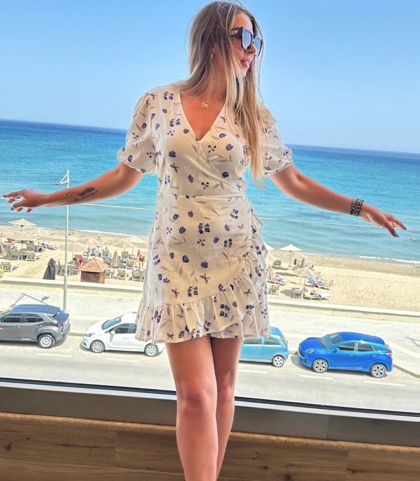 Сукня на запах з квітами