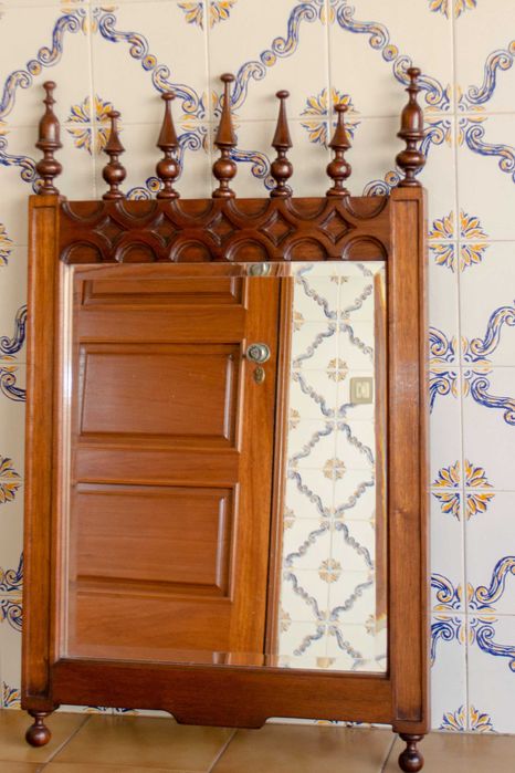 Mobília de quarto, cama, cadeiras, mesinha de cabeceira, espelho