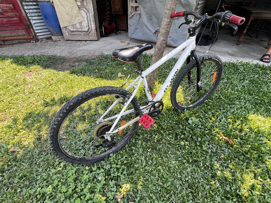 Bicicleta criança usada a andar