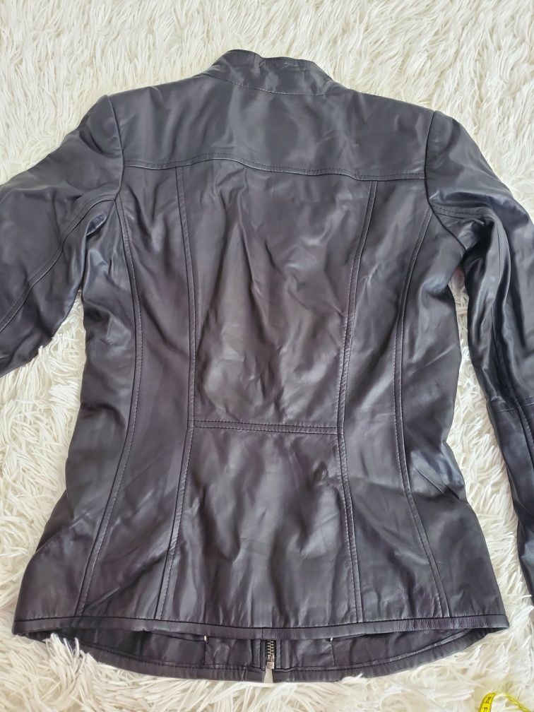 Шкіряна куртка чорного кольору