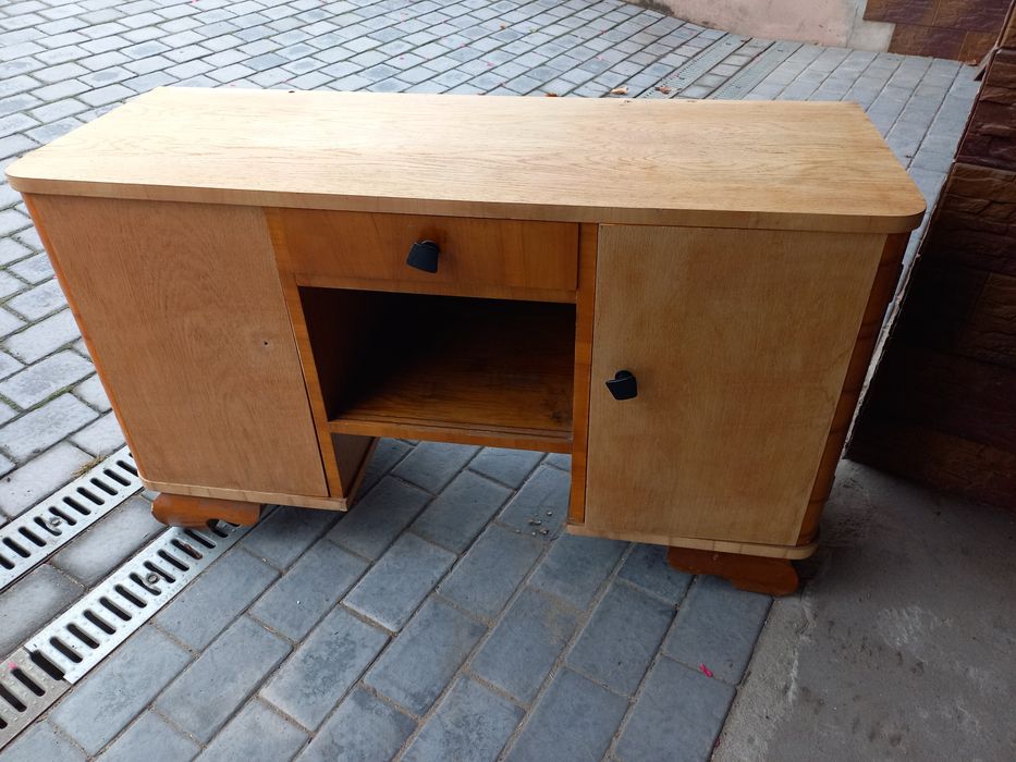 Toaletka stara w trakcie renowacji.