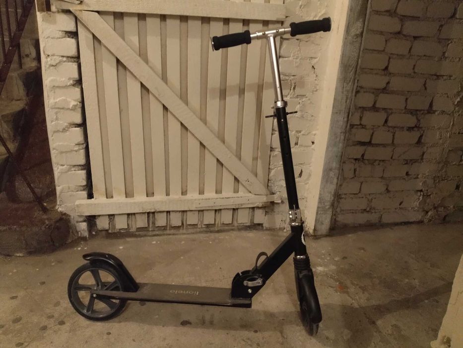 Hulajnoga czarna Lionelo Luca