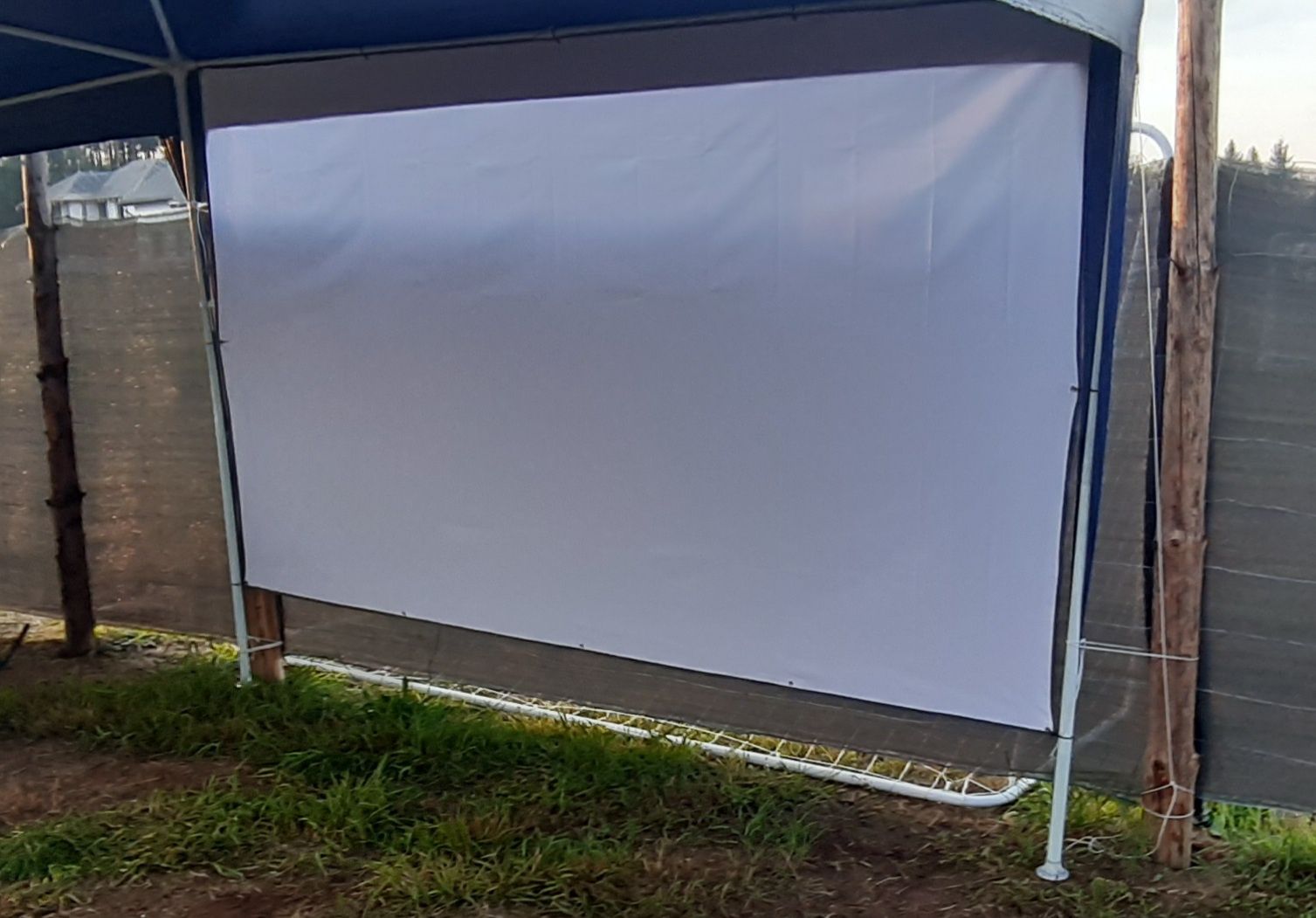 Projektor LED i ekran 125" wieczór filmowy
