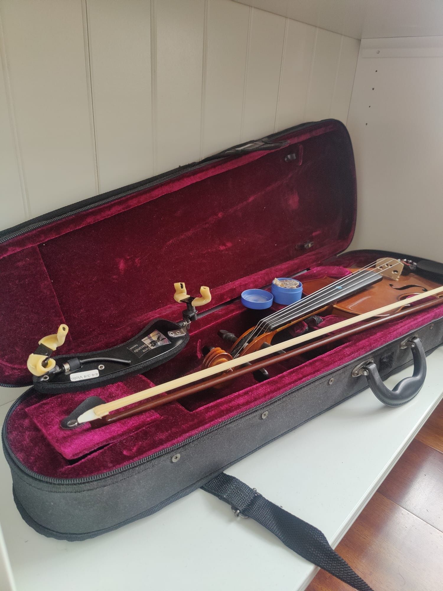 Violino 3/4 com caixa e almofada 
50€