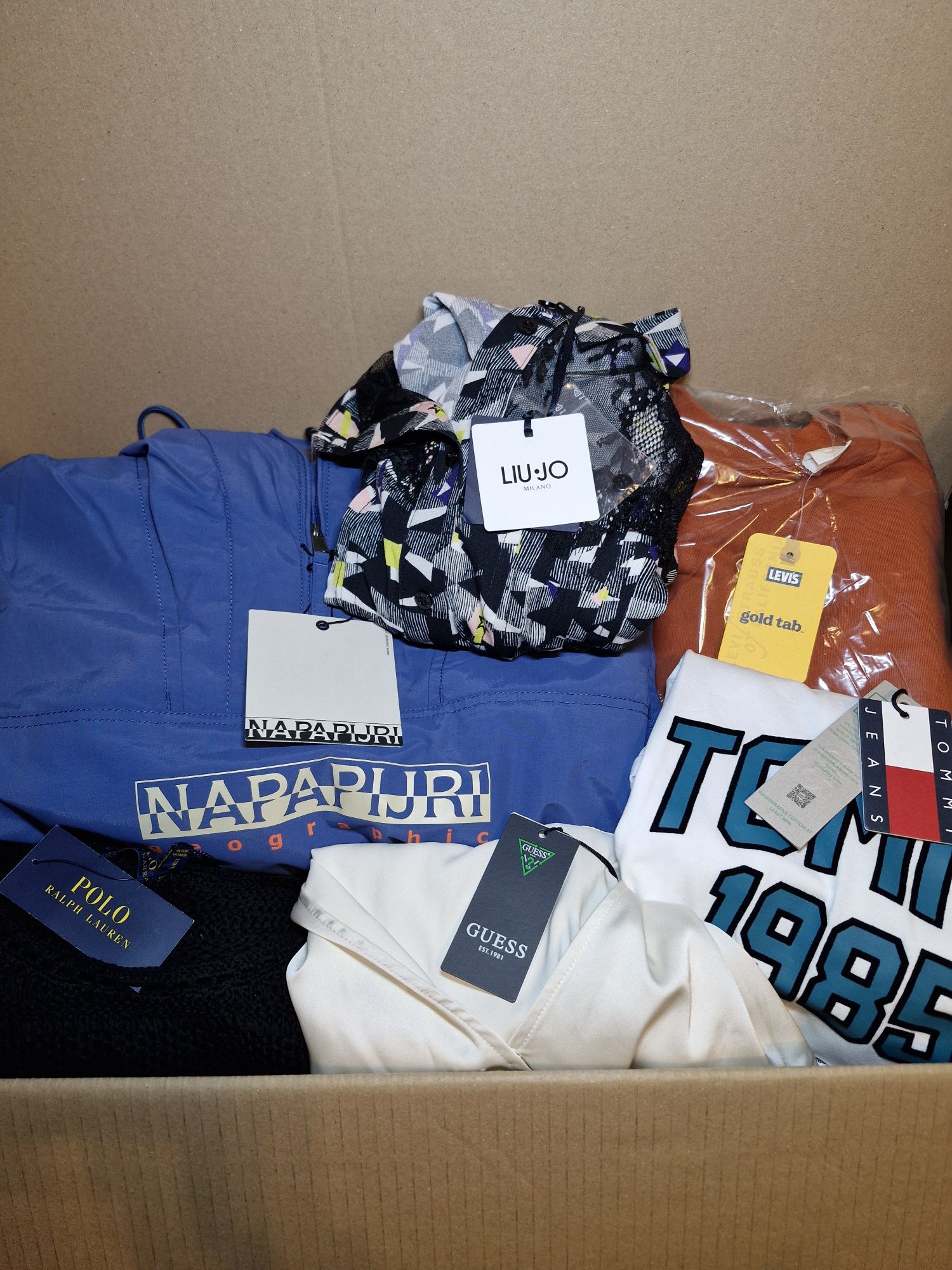 Pakiety odzieży kat AB boxy zwroty zalando na kg z hurtowni  stock