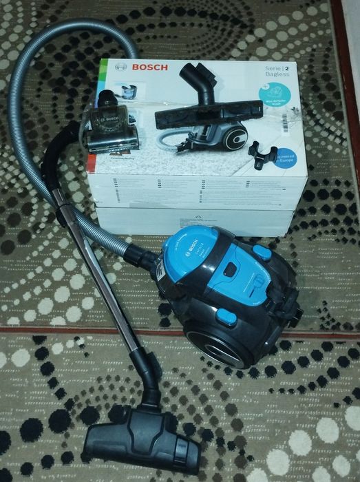 Пилисос BOSCH без мішковий з 4 насадками