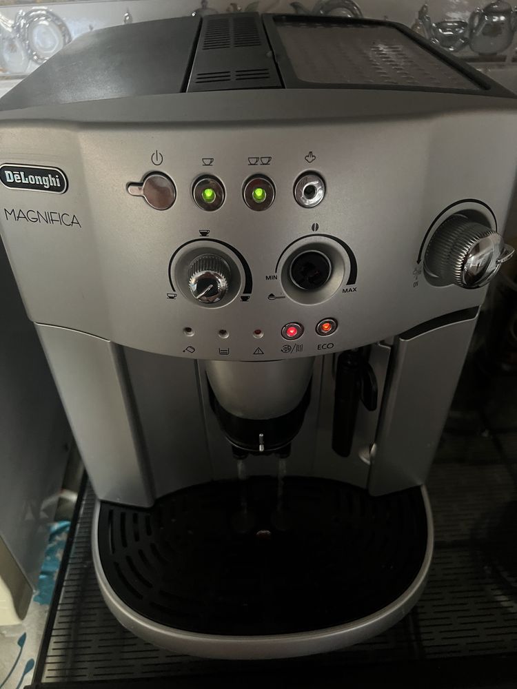 Maquina de cafe automatica Delonghi Magnifica