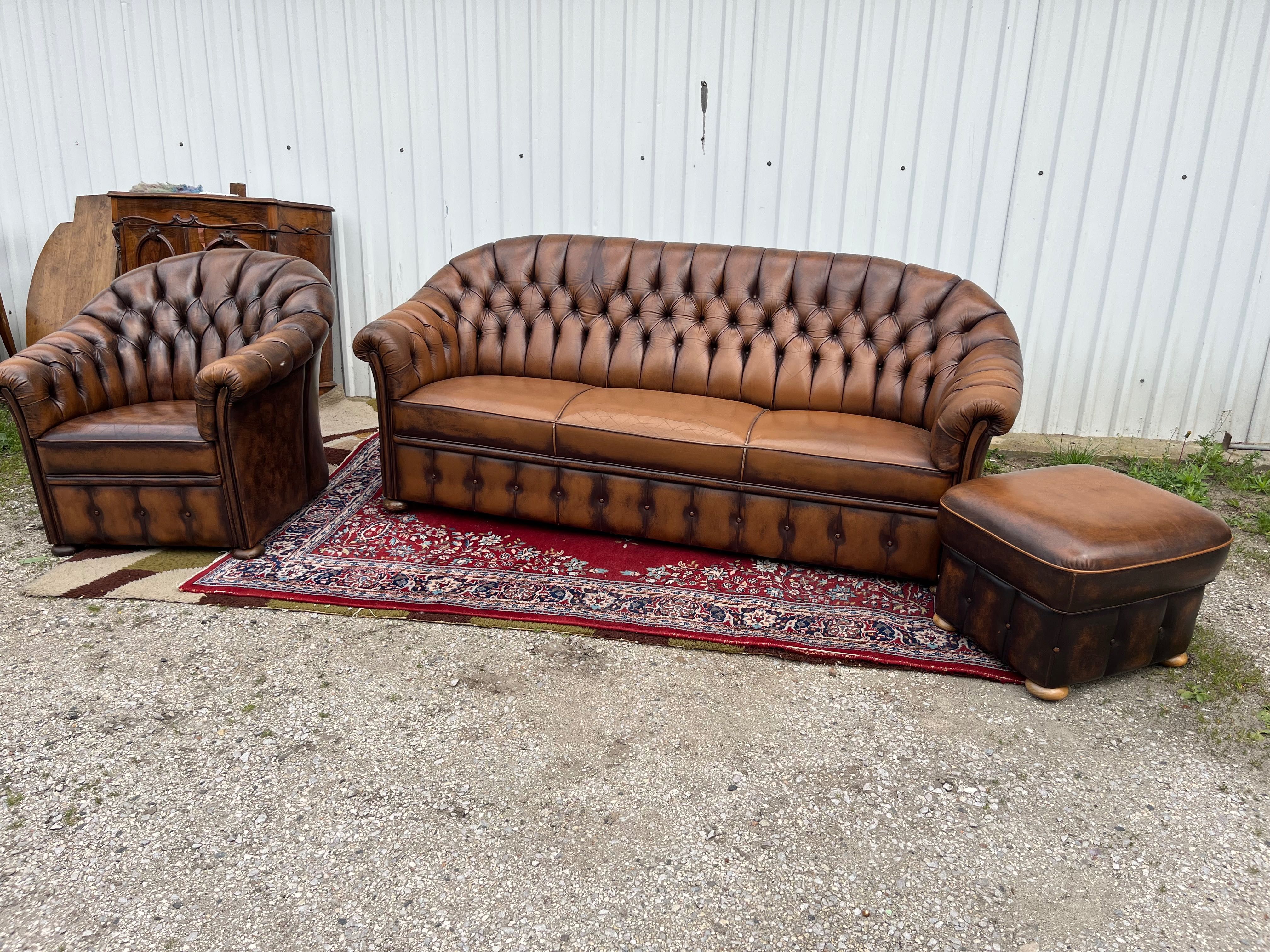 Komplet wypoczynkowy Chesterfield .