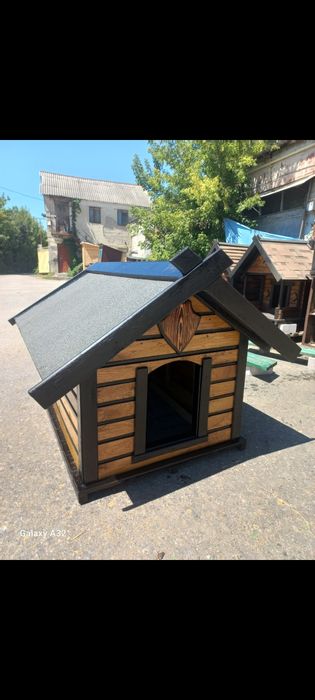Будка деревянная для средних собак.