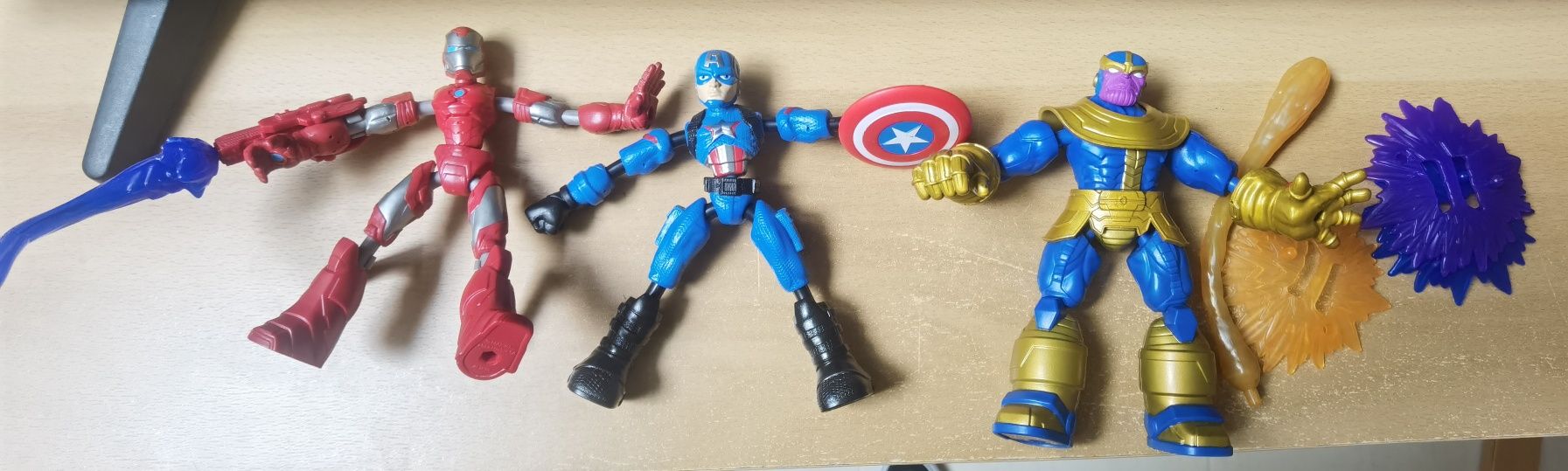 Bonecos super heróis com acessórios
