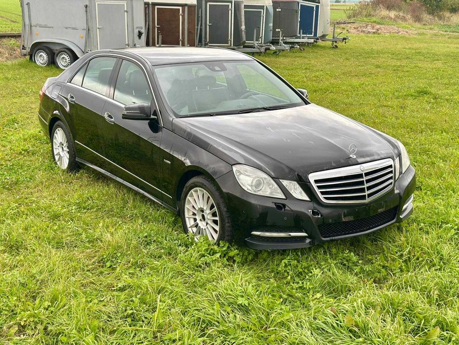 Mercedes E200CDI W212 Sedan 2010 r kolor 040 uszkodzony silnik OM651