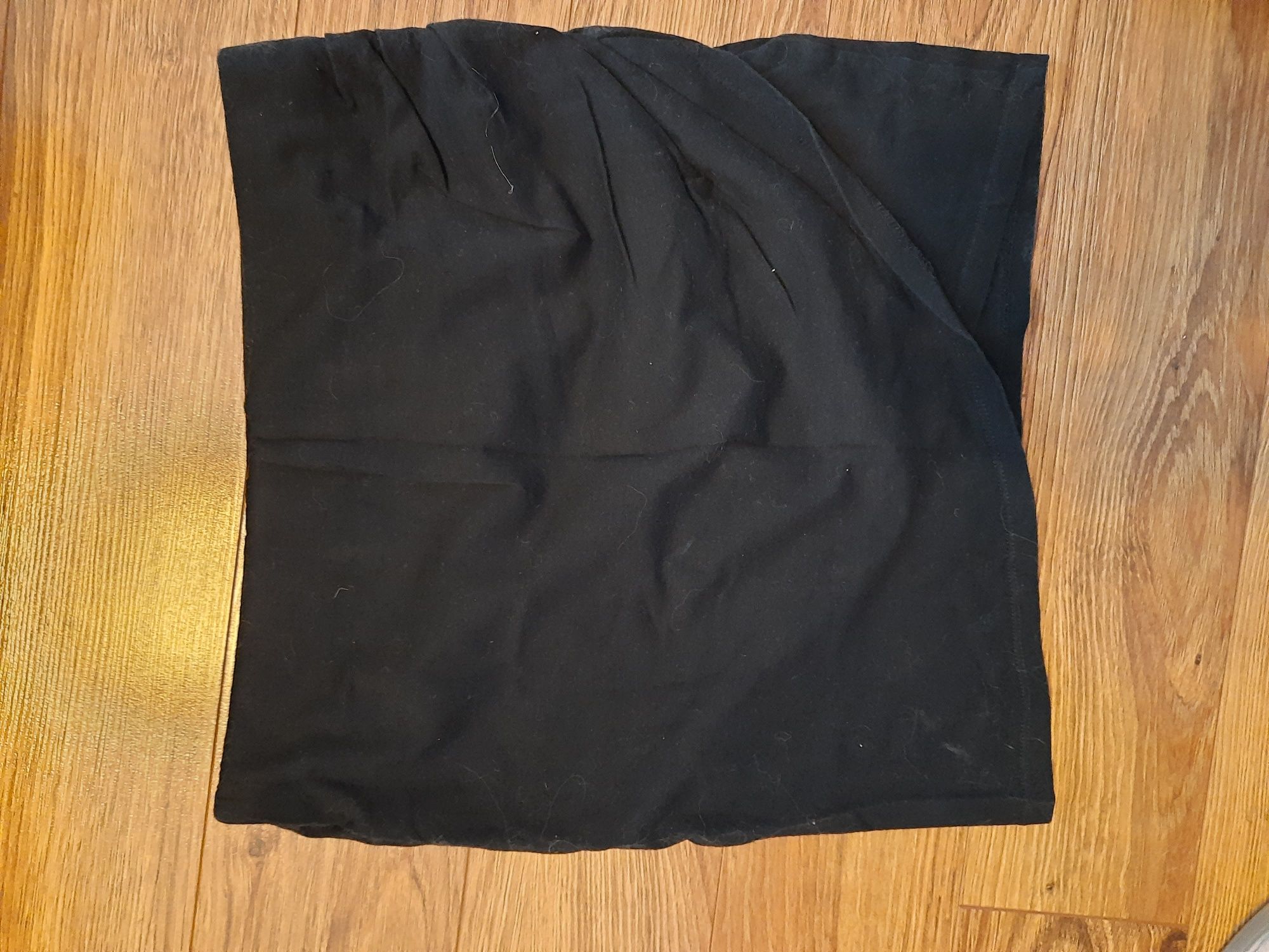 Czarna dopasowana spódnica z marszczeniem