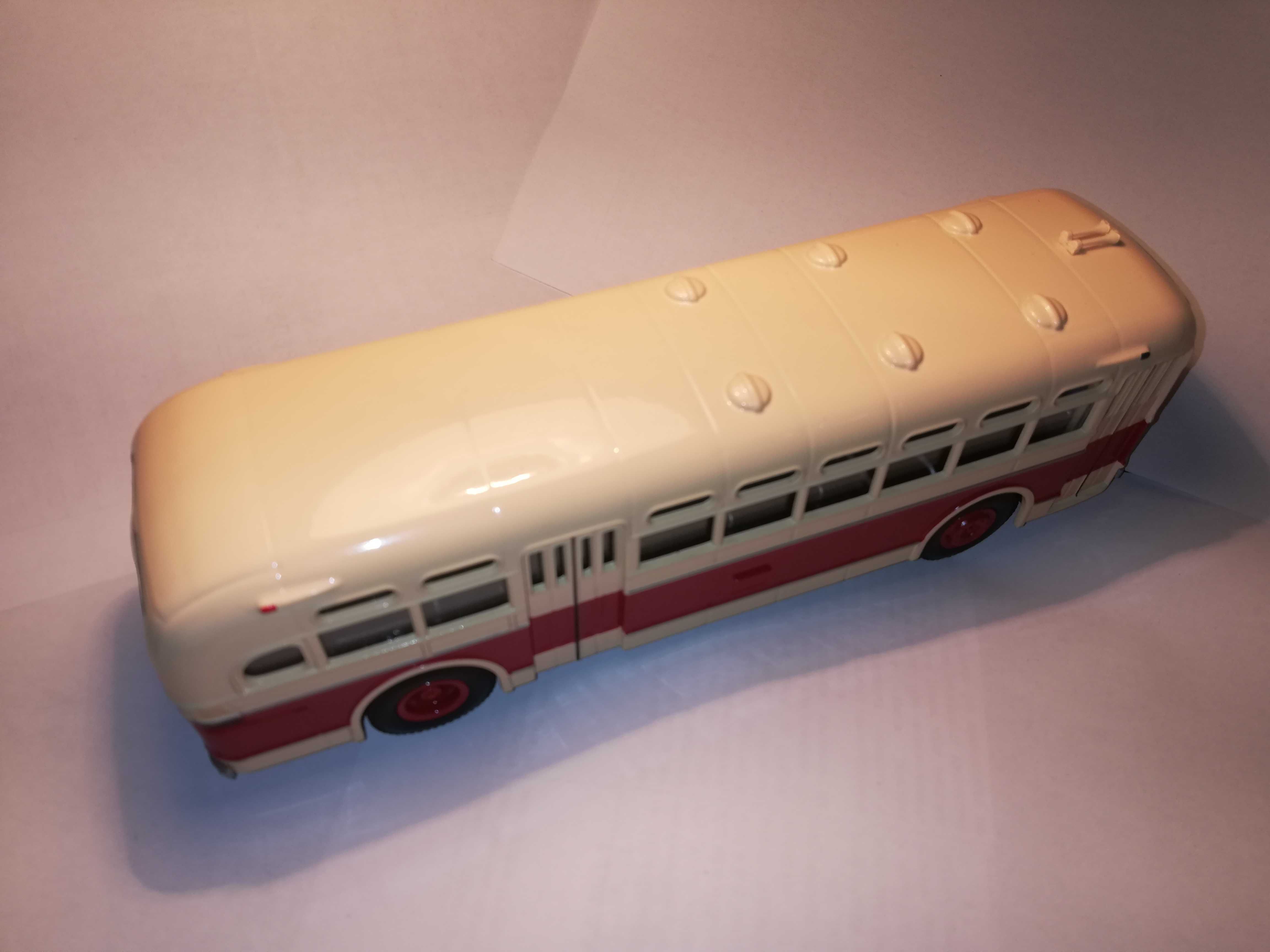 Rarytetna model autobusu ZIS-154 w gablotce Classic Bus 1/43