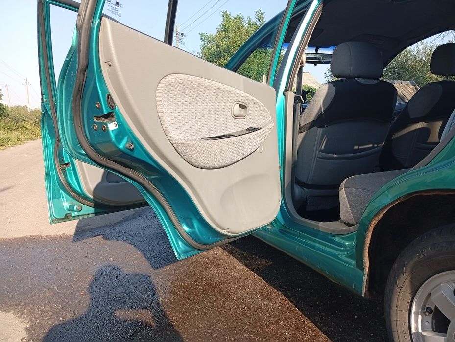 Продам економне авто Kia Rio 1.3 бензин 2000 року