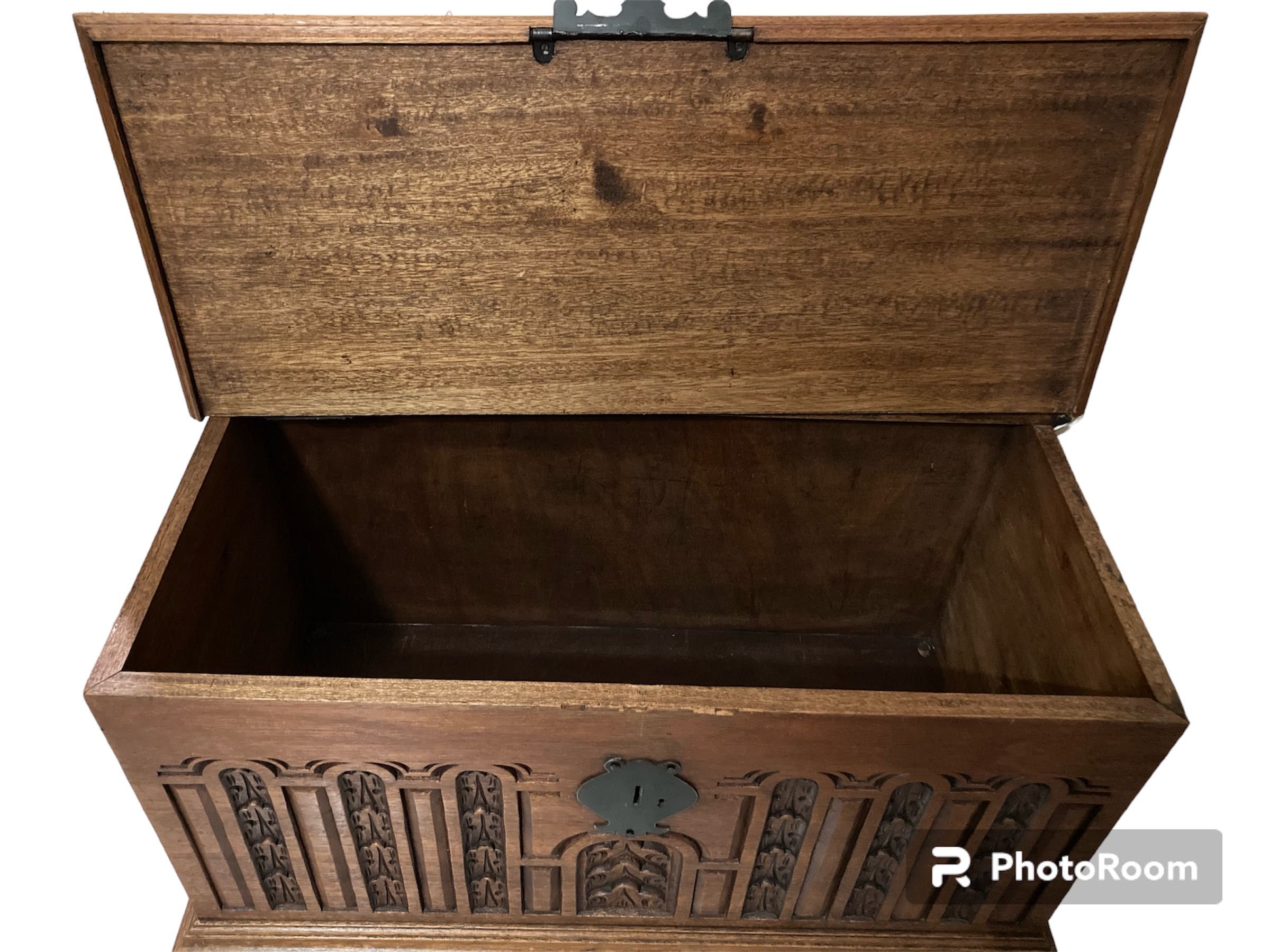 Arca Vintage com Baixo Relevo -para restauro em Madeira