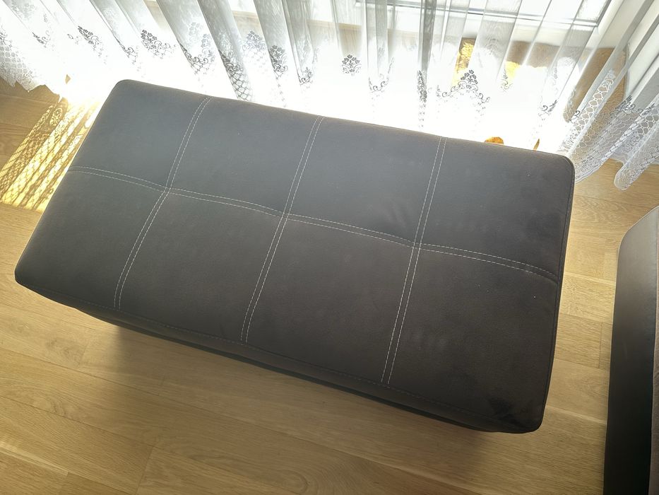 Narożnik z funkcją spania z pufą