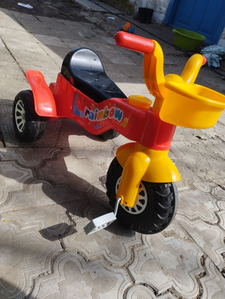 Дитячий триколісний велосипед