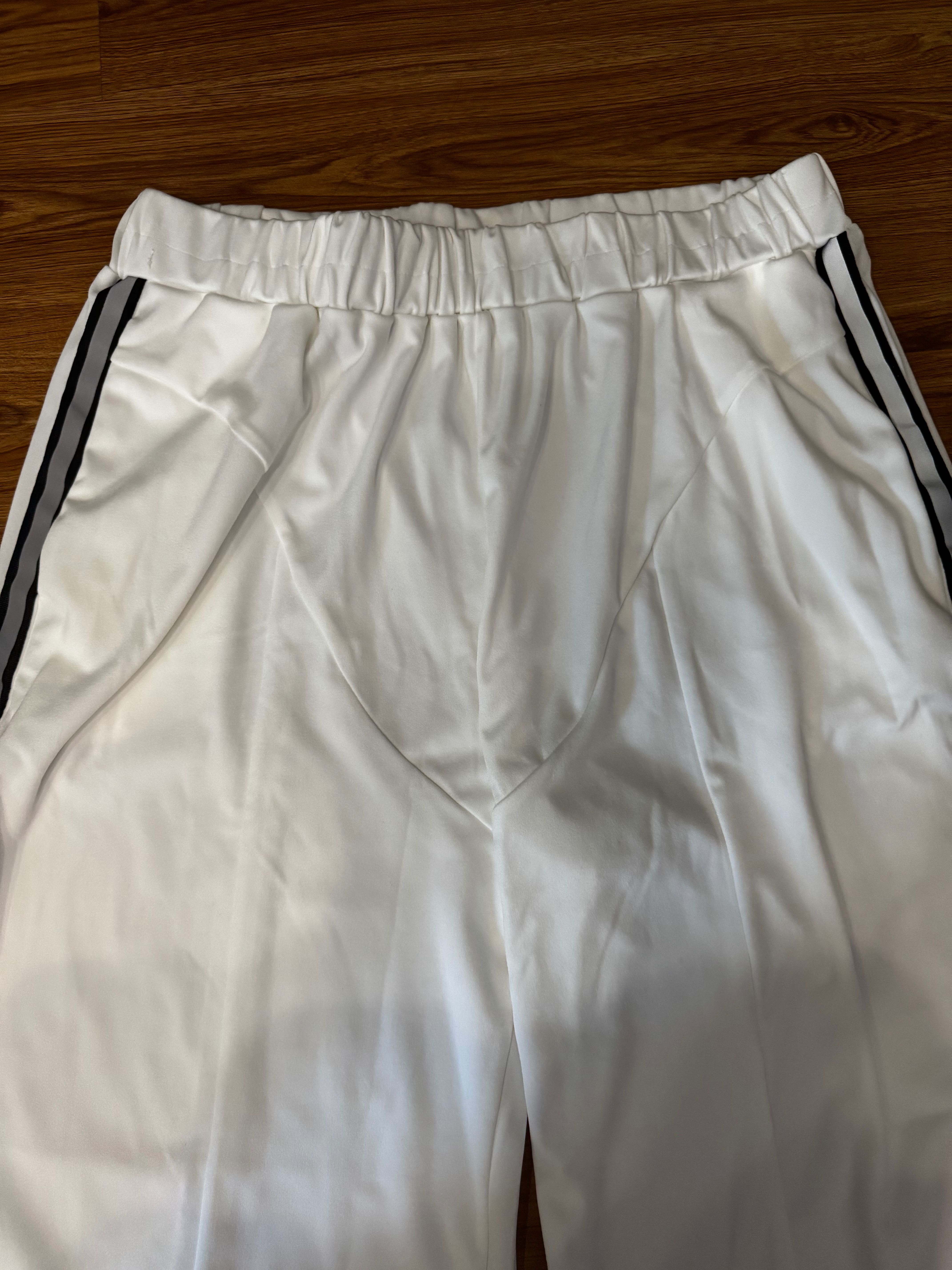 Білий костюм з брюками та футболкою, size XL