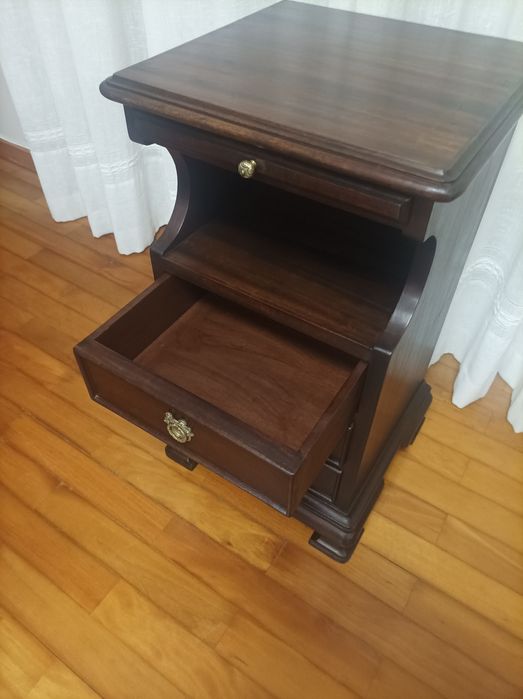 Móvel antigo de apoio restaurado estilo D Maria