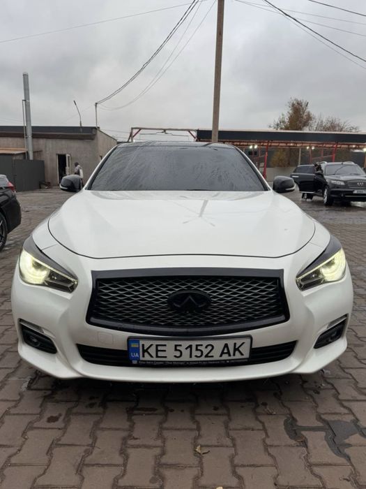Машина infiniti Q 50