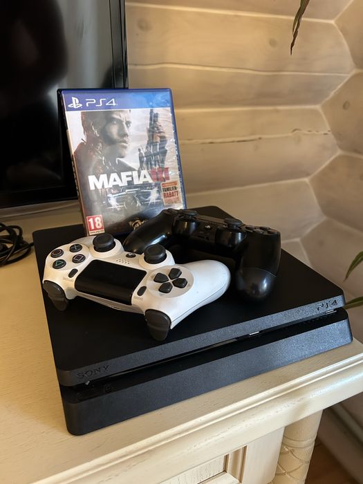 Продам Ps4 slim/1 TB/ 2 геймпади