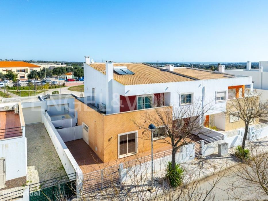 Moradia Espaçosa de 5 Quartos em Moncarapacho