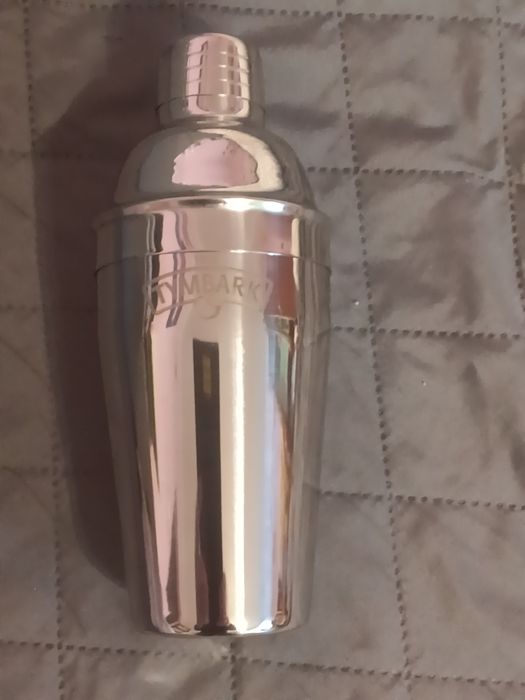 Shaker barmański, metalowy do drinków.