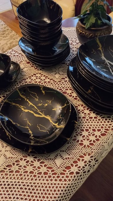 Serwis obiadowy nowy dla 6 osób /25 elementów/czarno-złoty