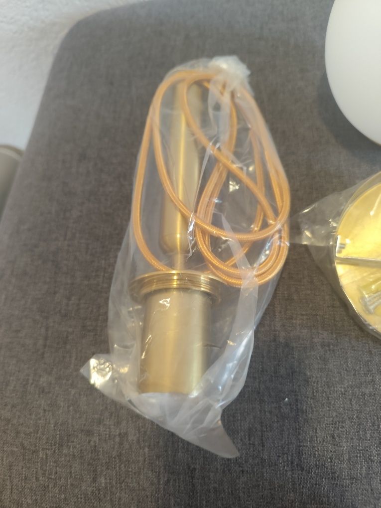 Lampa wisząca kula szkło mleczne złota oprawa