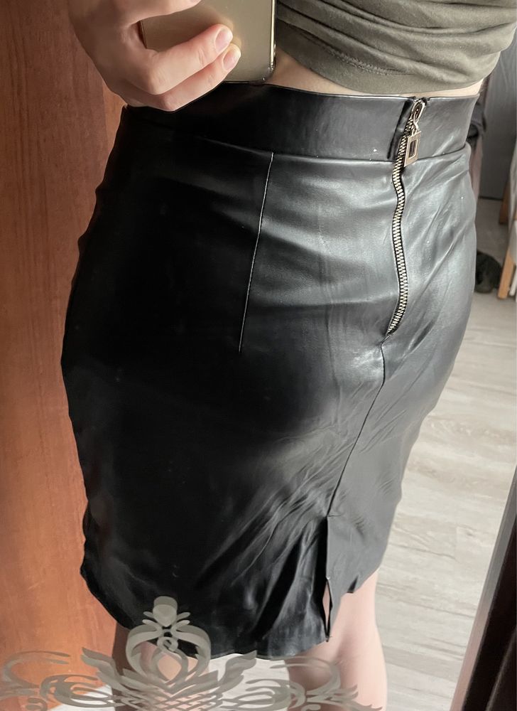 Шкіряна юбка чорна приталена