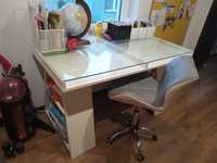 Białe duże biurko